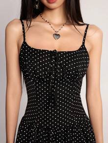 Rina Fox Robe mini camisole noire à pois SXY, robe moulante de sortie Y2K coquette avec nœud devant, bordure en dentelle et ourlet volant, robe mini camisole à pois avec nœud devant, bordure en dentelle et ourlet volant, coupe slim, robe mini camisole à pois style français doux, robe mini évasée avec nœud devant et bordure en dentelle, robe moulante rétro à pois avec nœud devant, bordure en dentelle et ourlet volant, bretelles spaghetti, robe chic à pois avec ourlet volant, robe mini camisole à bretelles spaghetti avec nœud devant et bordure en dentelle - Noir - Voir 7