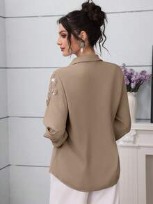 Modelyn 女款優雅藍色3D串珠花卉落肩袖上衣 - 咖啡棕 - 查看 2