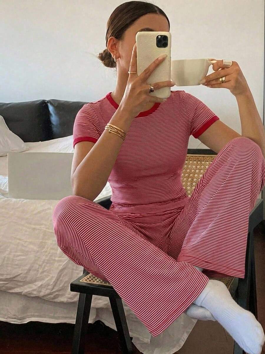 DAZY 2件組修身條紋短袖T恤與直筒長款睡褲,女款夏季居家穿著套裝 - 紅色 - 查看 1