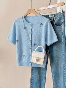 Feyla Cardigan Rajut Lengan Pendek Motif Bunga 3D Gaya Lembut, Leher Bulat, Kancing Emas Satu Baris, Atasan Crop Longgar - Baby Blue - View 3