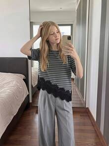 SHEIN 1件青少年女孩休閒時尚度假風圓領條紋蕾絲不對稱下擺短袖T恤上衣，適合日常通勤、購物、度假與旅行 - 黑色 - 查看 3