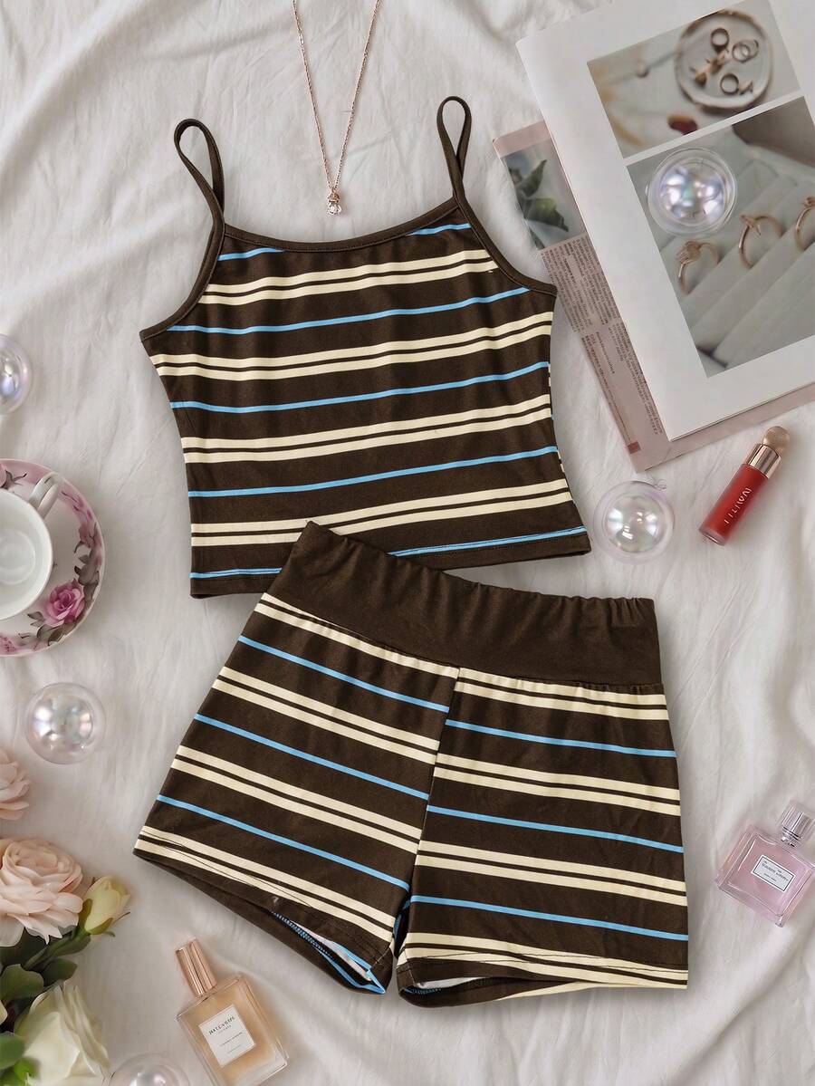 SHEIN Elladie kids 女童深棕色底彩色條紋細肩帶背心 2 件套,搭配簡約圓領,配對條紋短褲。米色與淺藍色橫條紋交織,復古柔和色調,復古條紋帶來清新氛圍,適合夏季穿著 - 棕色 - 查看 1