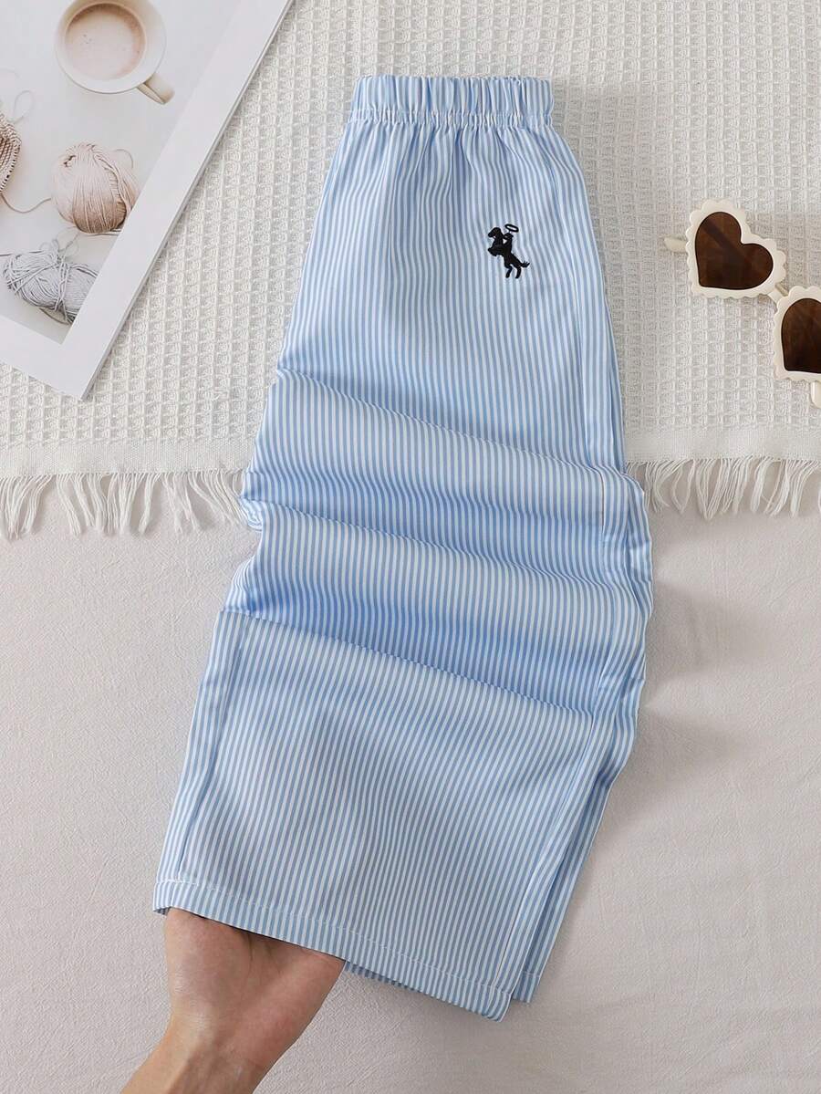 SHEIN 女童夏季清新藍白直條紋寬腿長褲,彈性腰帶設計方便穿脫,側面精緻小馬刺繡細節,簡約俐落時尚百搭可愛,慵懶休閒風,適合上學、外出,可搭配T恤或各式上衣 - 藍色 - 查看 1