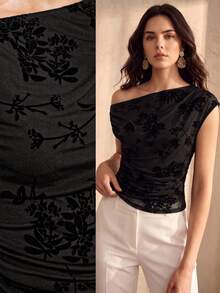 Anewsta Essential 女款春夏性感不對稱露肩網紗 3D 植絨花卉工藝修身黑色花朵 T恤，適合度假、晚餐約會與夜晚外出 - 黑色 - 查看 3