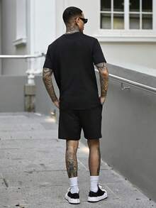 Devon Thys 男士休闲标语印花落肩宽松T恤和抽绳腰短裤套装 - 黑色 - 查看 2