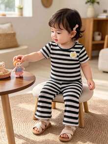 SHEIN Playful Pals 嬰兒(女嬰)休閒針織條紋花卉短袖上衣 & 喇叭長褲T恤套裝，舒適夏季休閒日常穿搭 - 黑色 - 查看 7