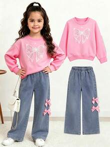 Genkimix Kids 这款女童春秋冬返校新款针织卫衣套装，饰有蝴蝶结图案，圆领长袖设计，搭配粉色蝴蝶结装饰的蓝色牛仔裤，两件套，适合女孩日常穿着，可爱又优雅，适合上学、外出、派对等场合。 - 粉色 - 查看 1