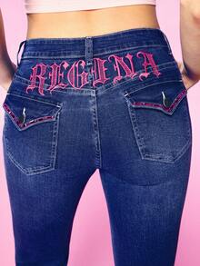 Mean Girls | SHEIN بنطلون جينز نسائي كاجوال يومي بأزرار وجيوب مطرزة بنمط حروف - أزرق متوسط - مشاهدة 6