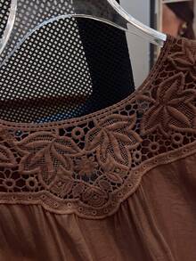 GlowEve CURVE 春夏新款紫色灰色鏤空刺繡領拼接設計柔軟面料大尺碼女式襯衫，修身夏季休閒度假穿搭 - 棕色 - 查看 3