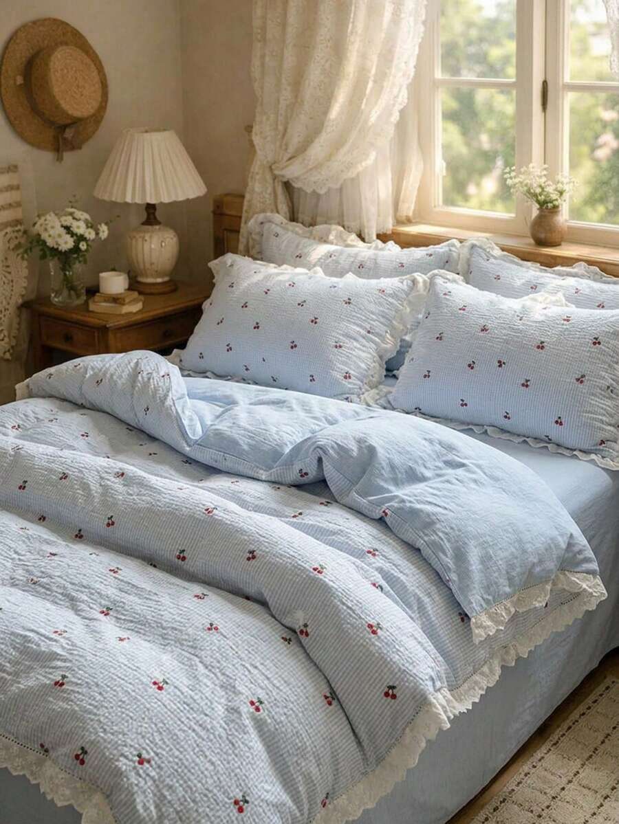 Cirelle 3件組100%聚酯纖維被套組,Ins風粉色櫻桃印花搭配精緻鏤空荷葉邊飾邊 1件荷葉邊被套 + 2件荷葉邊枕套,不含床單與被芯,四季適用,柔軟舒適 - 櫻桃藍 - 查看 1