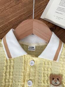 SHEIN Vintaside Kids 男嬰夏季羅紋 Polo 領短袖極簡時尚可愛熊刺繡貼布裝飾上衣搭配百搭休閒短褲套裝，適合外出、公園散步、幼兒園、學校或日常休閒穿著 - 黃色 - 查看 5