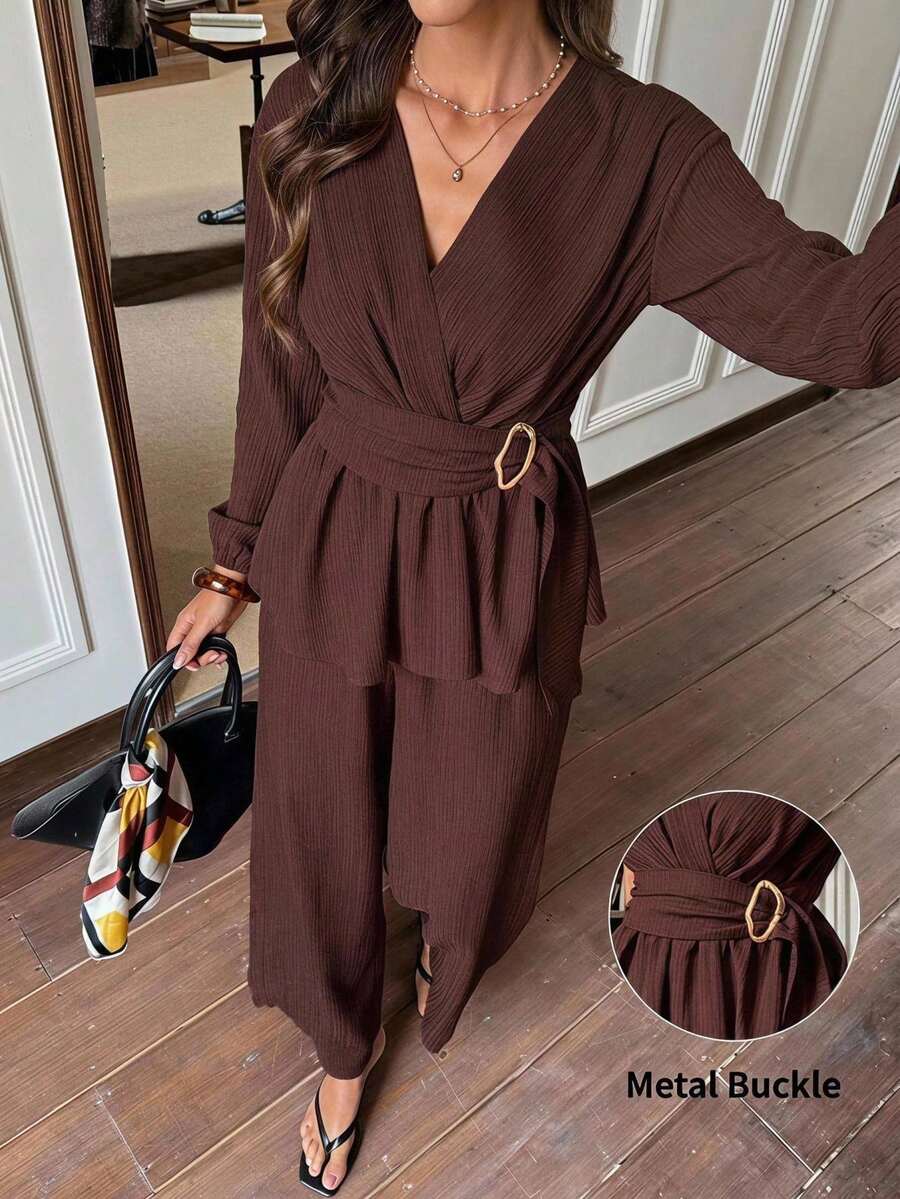 Serisse 女款長袖V領金屬裝飾腰帶荷葉邊下擺上衣與直筒褲兩件套 - 棕色 - 查看 1