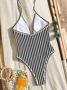 Swim Vcay 2026春夏新款女款復古黑白直條紋紋理連身泳衣，米白色鋸齒波浪飾邊，V領掛脖設計，腰部與腹部雙海星金屬扣鏤空高衩，海島度假塑形連身泳裝 - 黑與白 - 查看 2