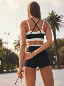 Aralina Leisurewear Active 女款 2 件組雙層對比色交叉露背短版上衣與短褲健身運動套裝 夏季休閒世界盃穿搭 - 黑與白 - 查看 2