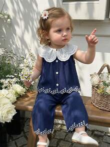 SHEIN Playful Pals 鄉村風彼得潘領幼兒女童套裝，嬰兒時尚刺繡下擺無袖上衣與長褲 2 件套 - 藍色 - 查看 1
