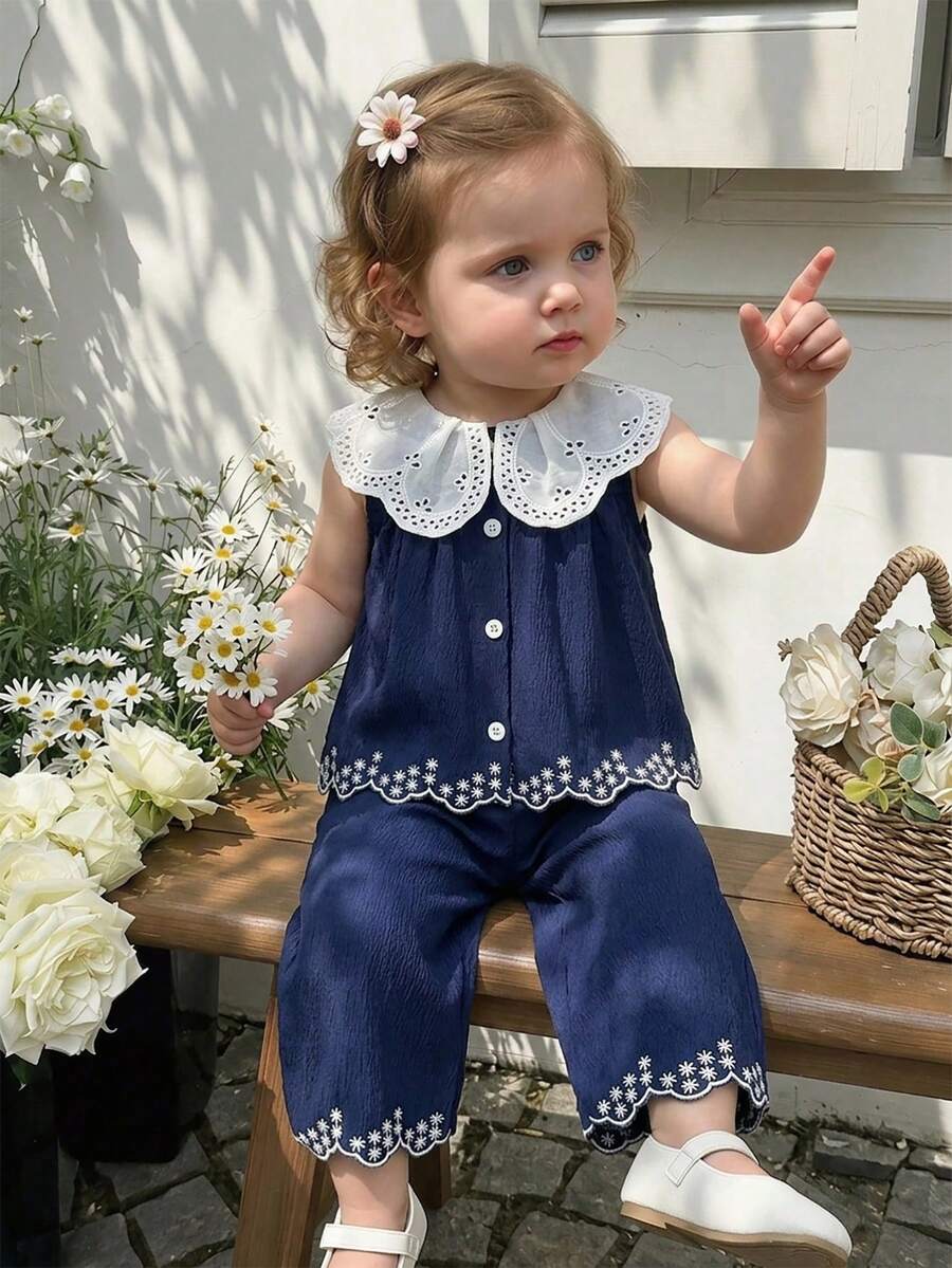 SHEIN Playful Pals 鄉村風彼得潘領幼兒女童套裝，嬰兒時尚刺繡下擺無袖上衣與長褲 2 件套 - 藍色 - 查看 1