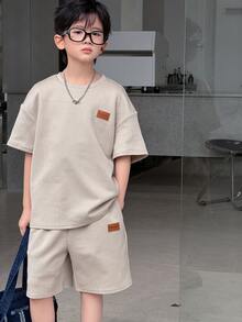 SHEIN Little Byeori 2件套儿童/青少年男童休闲日常舒适贴布图案圆领短袖T恤和短裤针织两件套 - 卡其色 - 查看 5