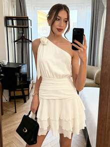 SHEIN PariChic 女士优雅浪漫单肩蝴蝶结连衣裙，收腰设计，杏色和白色褶皱荷叶边连衣裙，短款连衣裙，新款春夏连衣裙，情人节约会连衣裙，度假休闲连衣裙，轻盈雪纺浪漫连衣裙，无袖春夏多层荷叶边短款连衣裙，女装连衣裙，迷你连衣裙，白色连衣裙，生日连衣裙，婚礼宾客连衣裙 - 杏色 - 查看 7