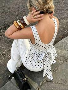 SHEIN PariChic Blusa sin mangas con lunares blancos y negros, cintura ceñida, cuello barco y lazo con volantes en la espalda - Blanco - Ver 2