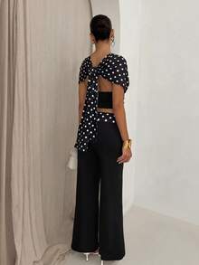 SHEIN Glamour Hongkong-Stil elegantes sexy reifes schwarz-weißes Polka-Dot-Schal-V-Ausschnitt-Top mit geraffter Taille und plissierter Hose mit weitem Bein und tiefer Taille Damen Zweiteiler - Schwarz - Übersicht 6