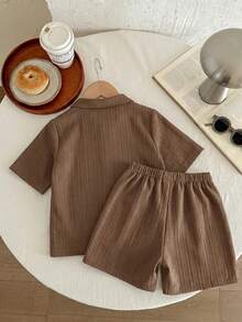 SHEIN Setelan 2 potong untuk anak laki-laki, kemeja lengan pendek model V-neck kasual dan celana pendek. - Coklat - View 2