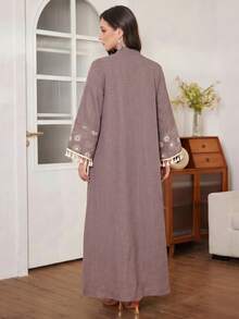Al Najma 女款寬鬆休閒刺繡流蘇袖口日常阿拉伯式長袍 - 淺灰紫 - 查看 3