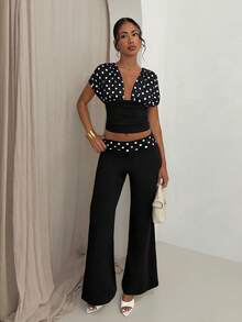 SHEIN Glamour Hongkong-Stil elegantes sexy reifes schwarz-weißes Polka-Dot-Schal-V-Ausschnitt-Top mit geraffter Taille und plissierter Hose mit weitem Bein und tiefer Taille Damen Zweiteiler - Schwarz - Übersicht 1