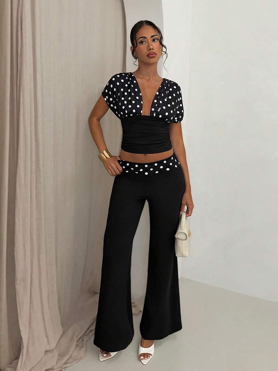 SHEIN Glamour Hongkong-Stil elegantes sexy reifes schwarz-weißes Polka-Dot-Schal-V-Ausschnitt-Top mit geraffter Taille und plissierter Hose mit weitem Bein und tiefer Taille Damen Zweiteiler - Schwarz - Übersicht 1