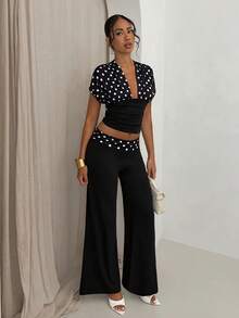 SHEIN Glamour Hongkong-Stil elegantes sexy reifes schwarz-weißes Polka-Dot-Schal-V-Ausschnitt-Top mit geraffter Taille und plissierter Hose mit weitem Bein und tiefer Taille Damen Zweiteiler - Schwarz - Übersicht 5