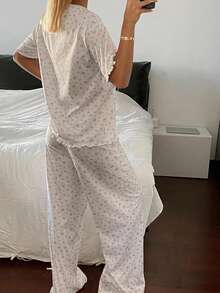 DAZY 2件組甜美碎花寬鬆短袖T恤與寬鬆直筒長款睡褲套裝，夏季女款睡衣套裝 - 杏色 - 查看 2