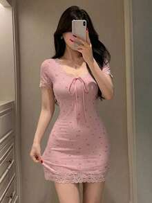 DAZY 甜美蝴蝶結印花蕾絲拼接修身短袖短洋裝 夏季女款睡裙睡衣 - 粉色 - 查看 3