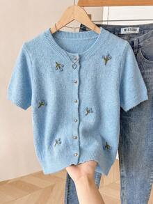 Feyla Cardigan Rajut Lengan Pendek Motif Bunga 3D Gaya Lembut, Leher Bulat, Kancing Emas Satu Baris, Atasan Crop Longgar - Baby Blue - View 4