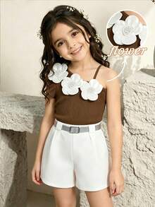 SHEIN Elladie kids 女童 (小號) 春夏白色背心套裝，正面白色珍珠 3D 花卉裝飾，羅紋針織面料不對稱肩帶背心，搭配編織面料白色純色西裝短褲，2 件套，適合女童簡約、高端、優雅、通勤、舒適穿搭，適用於日常穿著、學校、外出、度假、派對、節日、春夏 - 咖啡棕 - 查看 4