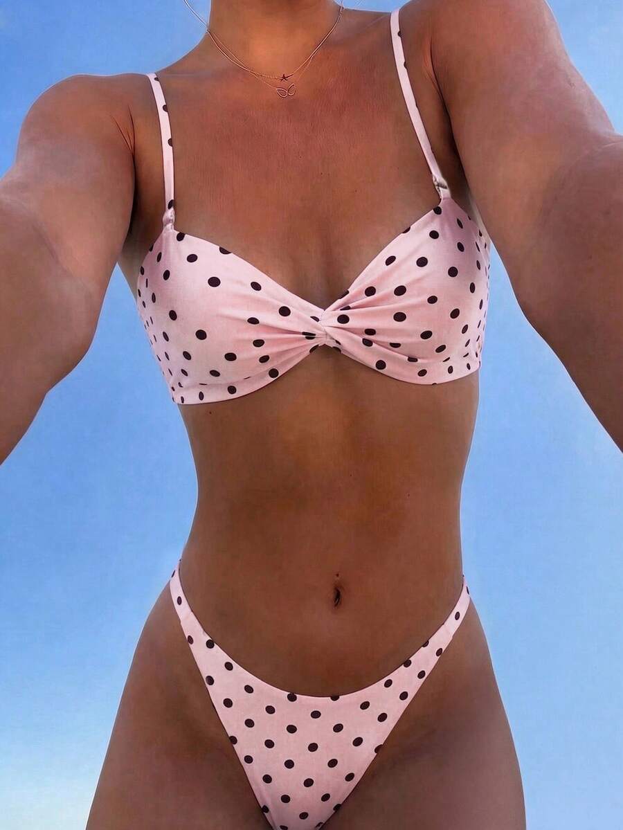 Swim Mod 女款優雅 Y2K Coquette 可愛兩件式比基尼套裝,粉色底色配黑色波點復古斑點圖案,經典黑白對比,粉黑扭結前胸式比基尼上衣與高衩性感三角褲,光滑彈性透氣面料,修身可調節肩帶,甜美復古夏日風,適合夏季海灘度假、泳池派對、音樂節、婚禮、春假度假穿搭、度假村穿著與熱帶旅行 - 彩色 - 查看 1