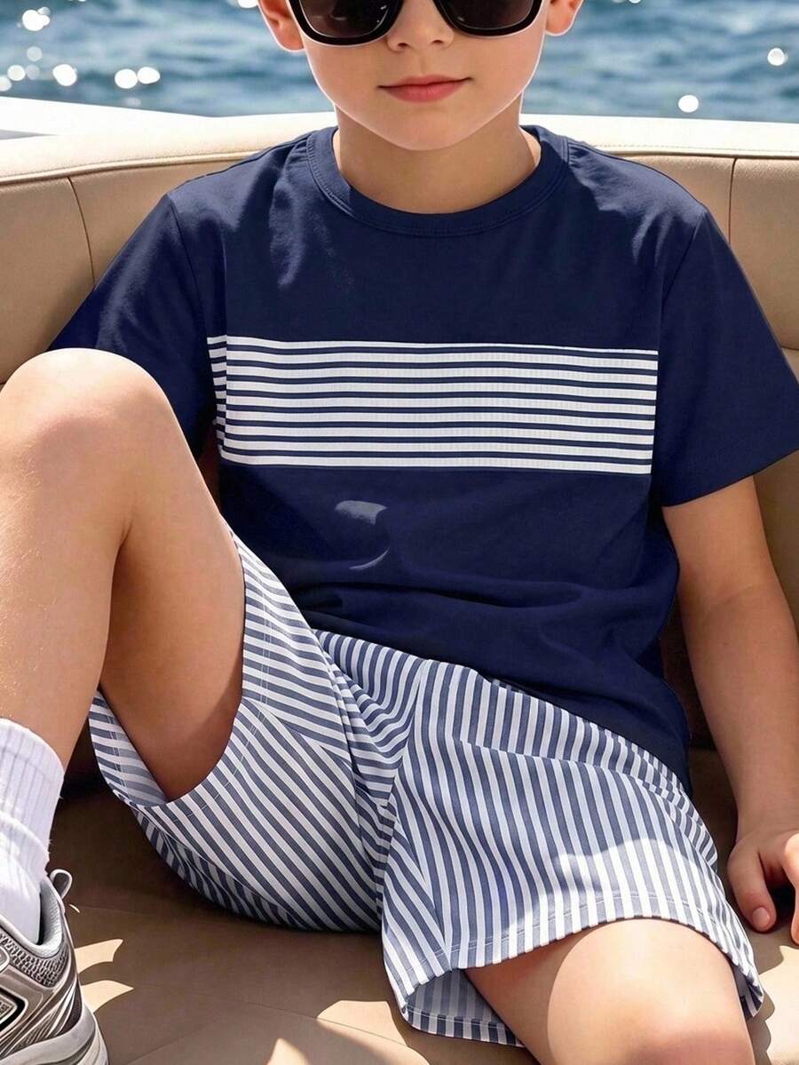 2件組夏季男童短袖T恤與短褲套裝,休閒運動風,海軍藍底色搭配藍白條紋胸前拼接設計,圓領,寬鬆版型,短褲側邊條紋裝飾,彈性腰帶,適合日常穿著、居家與外出,舒適時尚,簡約且充滿青春活力 - 藏蓝色 - 查看 1