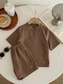 SHEIN Setelan 2 potong untuk anak laki-laki, kemeja lengan pendek model V-neck kasual dan celana pendek. - Coklat - View 5