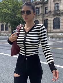 DAZY 女款拼色條紋修身V領彈性薄款休閒開襟針織上衣，適合春秋校園穿搭 - 黑色 - 查看 5