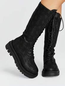 Noir. Bottes en cuir