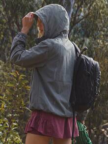 In My Nature 女士极简纯色双拉链抽绳连帽户外雨衣 - 墨綠色 - 查看 5