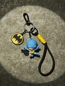 BATMAN X POKOJA LAND 1個金屬鑰匙圈吊飾，聯名款，黃黑藍配色，酷英雄造型，精緻合金製成。可掛在包包、車鑰匙、情侶對戒吊飾、書包、背包、衣物上，也可用作生日禮物或創意包包掛飾。時尚獨特，是派對和聚會中送給朋友、親戚和同學的特別小禮物 - 彩色 - 查看 3