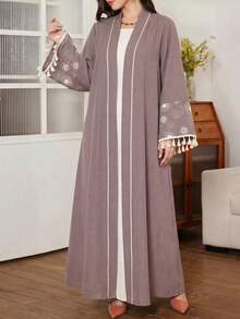 Al Najma 女款寬鬆休閒刺繡流蘇袖口日常阿拉伯式長袍 - 淺灰紫 - 查看 4