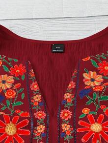 SHEIN CURVE+ 春夏紅色大尺碼上衣，荷葉袖、荷葉邊下擺、V領、仿刺繡印花，優雅波希米亞風，適合通勤、休閒、度假、假日 - 酒紅色 - 查看 7