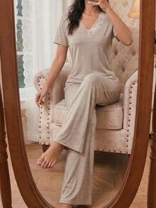 Modelyn Conjunto de Pijama Feminino de Cor Sólida com Recorte de Renda e Decote em V de Manga Curta - Caqui - Visão 3