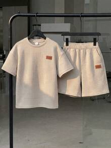 SHEIN Little Byeori 2件套儿童/青少年男童休闲日常舒适贴布图案圆领短袖T恤和短裤针织两件套 - 卡其色 - 查看 3