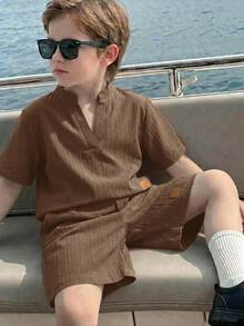 SHEIN Setelan 2 potong untuk anak laki-laki, kemeja lengan pendek model V-neck kasual dan celana pendek. - Coklat - View 1