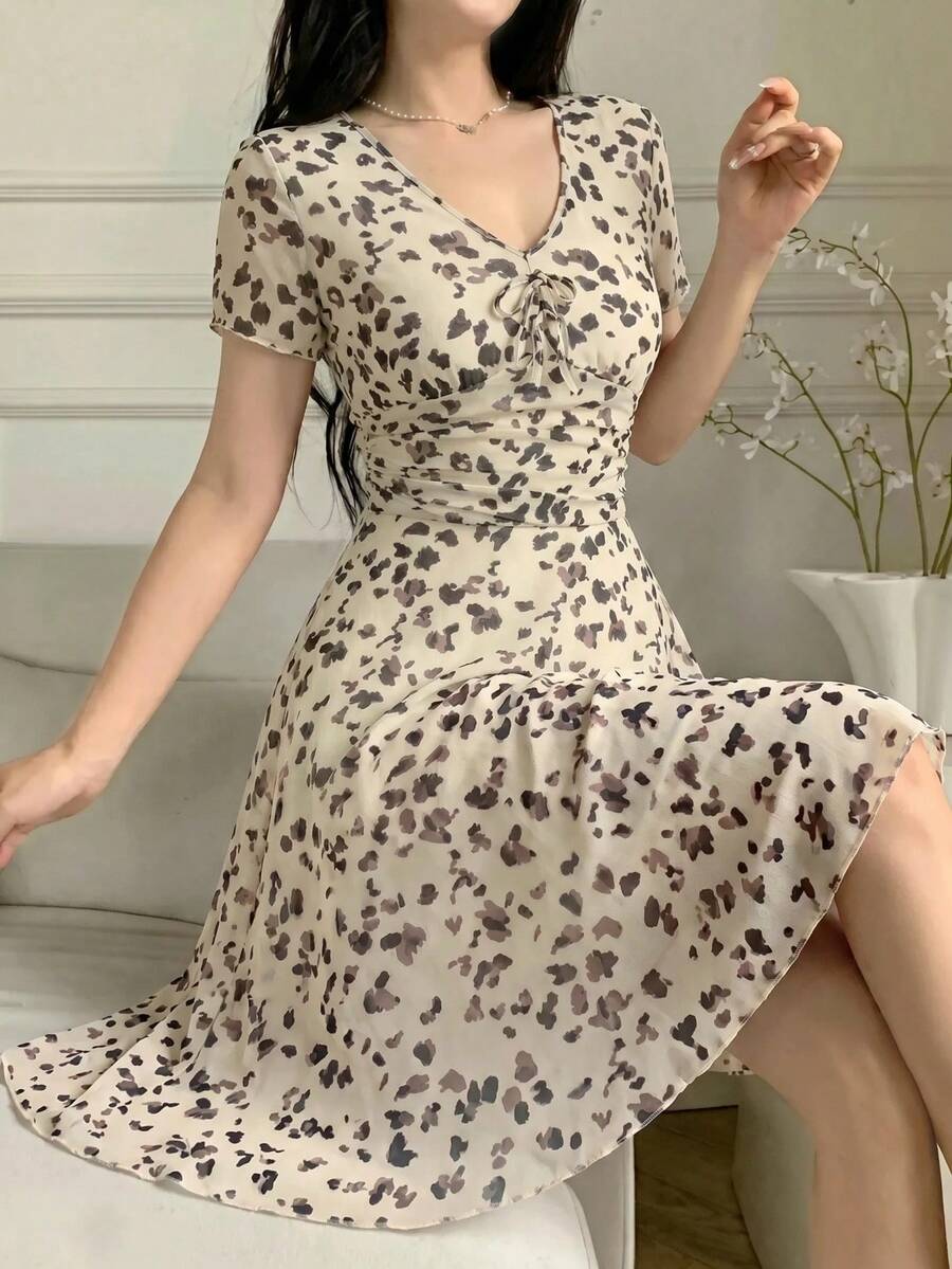 Feyla 女款前綁帶全印花V領短袖迷你洋裝 - 卡其色 - 查看 1