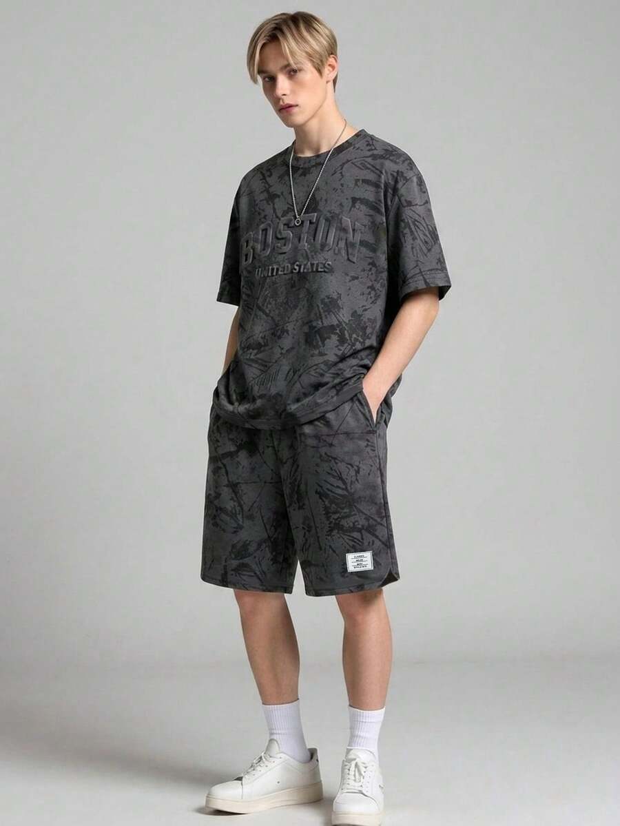 2件組男士青少年休閒套裝，時尚有氣氛3D壓花英文圖案圓領套頭T恤搭配弧形下擺設計，簡約精緻織標短褲搭配弧形下擺，適合夏季與秋季