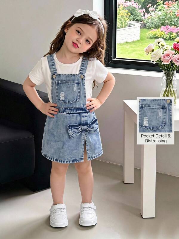 SHEIN Playful Pals Celana Pendek Overall Denim untuk Anak Perempuan, Koleksi Musim Panas Terbaru, Gaya Modis, Denim Vintage Biru Muda, Desain Pinggang Elastis, Dekorasi Pita Besar 3D, Modis, Potongan A-Line Longgar, Kain Lembut dan Nyaman, Serbaguna untuk Pemakaian Sehari-hari, Cocok untuk Liburan Musim Panas dan Acara Lainnya, Celana Pendek Overall Denim untuk Anak Perempuan