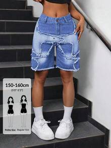 SHEIN PETITE 流蘇飾邊鈕扣口袋撞色時尚牛仔短褲，適合嬌小女性 - 淺色水洗藍 - 查看 1