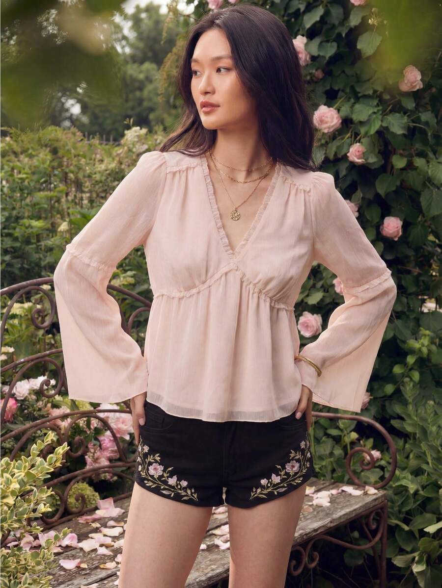 Willow Rêve 女款寬鬆垂墜荷葉邊喇叭袖襯衫,浪漫度假風,情人節、波希米亞風,適合約會、野餐 - 杏色 - 查看 1